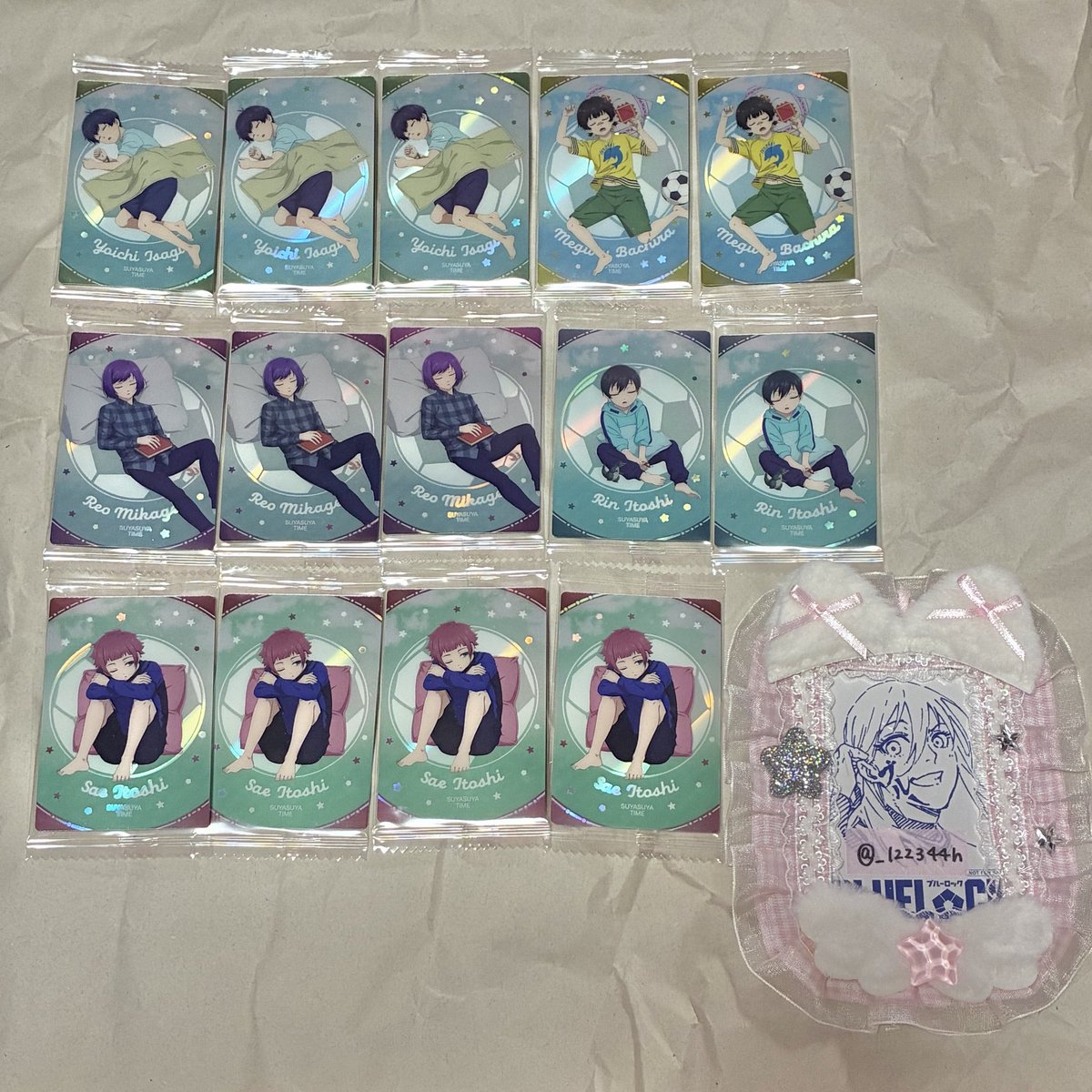 _122344h's tweet photo. 【交換】ブルーロック ウエハース6

譲：ER自撮り潔、凛、凪、玲王、氷織、黒名
　　Oおひるね潔、蜂楽、玲王、凛、冴
求：ER千切

比率違い(ER千切1⇔任意のO複数)可、
ER千切を含むお取引に+でO同士(求:千切)の交換も可能です。

FF外からもお気軽にお声掛けください。 https://t.co/9sjyeXs7iW