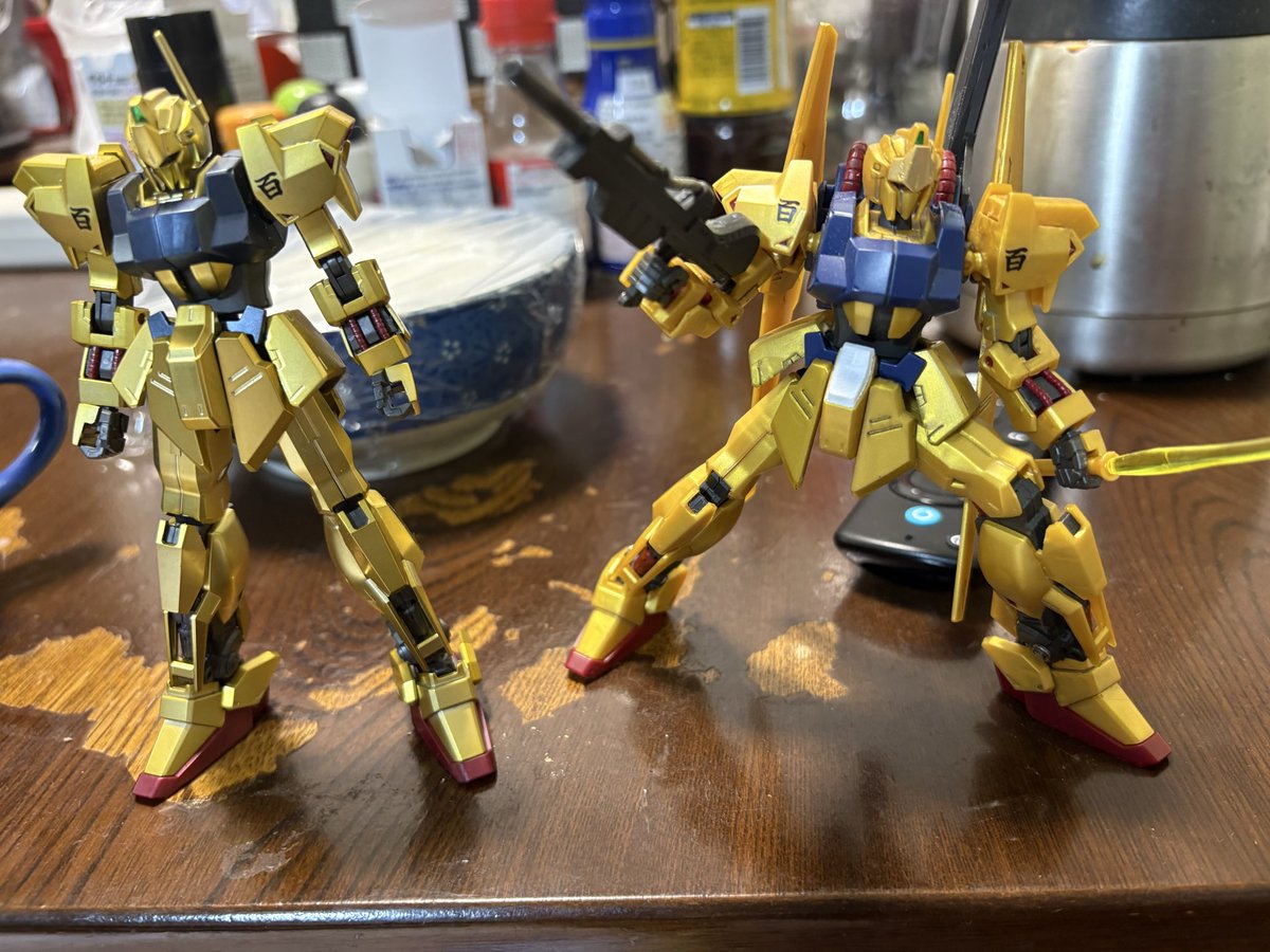 I9mu2's tweet photo. 百式 ←ゴールドメッキ →通常カラー
#ガンプラ https://t.co/g9qD9op922