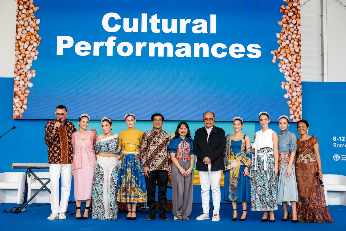 FAOPlants's tweet photo. 🧑‍🌾🐣🌿 Humans, animals and plants are all connected. 

At #Seeds2Foods, Indonesia 🇮🇩 celebrated this shared bond through batik, music and agrifood traditions that tell a powerful #OneHealth story.

@yurdi_yasmi | @IndonesiaInRome https://t.co/aUwV3zJiWG