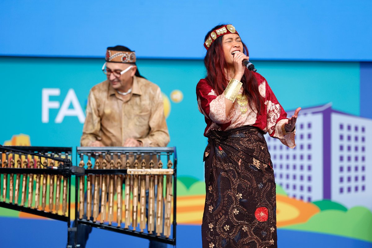 FAOPlants's tweet photo. 🧑‍🌾🐣🌿 Humans, animals and plants are all connected. 

At #Seeds2Foods, Indonesia 🇮🇩 celebrated this shared bond through batik, music and agrifood traditions that tell a powerful #OneHealth story.

@yurdi_yasmi | @IndonesiaInRome https://t.co/aUwV3zJiWG