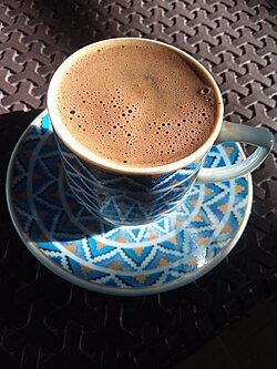 Dex_3003's tweet photo. Dünyanın en iyi 50 çayında olup olmadığı bile şüpheli olan kıytırık Türk çayının bu kadar abartıldığı ülkede yüz yıllardır Türk kültürünün parçası olan Türk kahvesi neden dandik çay kadar öne çıkmadı?

Bir de şekerli sıcak su içenlerin çay içtiğini sanması çok komik :D https://t.co/nI3iuDG9z8