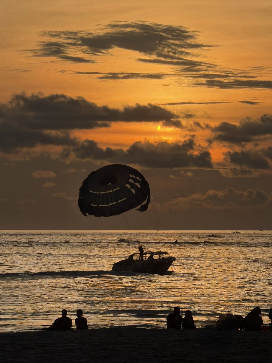 ali_lenie's tweet photo. ...dreamy SUNSET🏝️🛥️🖤... https://t.co/HeljrmNzog