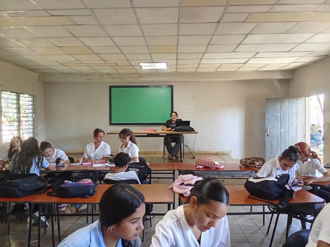 AguadaSalud's tweet photo. Formando los héroes de la salud en el corazón de nuestro Municipio. Las Ciencias Médicas no solo se estudian en las grandes ciudades. En nuestros municipios, tenemos el privilegio de formar a los profesionales que mañana cuidarán de nuestra propia gente. https://t.co/Su9l1s517m