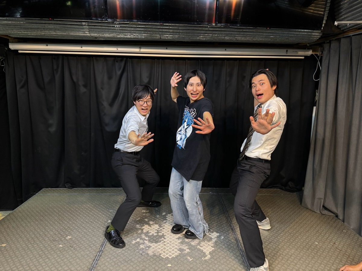 nend_ded_ding's tweet photo. スリーマンライブめちゃくちゃ楽しかったです！
左はふんどし鑑真のポーズです！ https://t.co/icIwFD0ulA