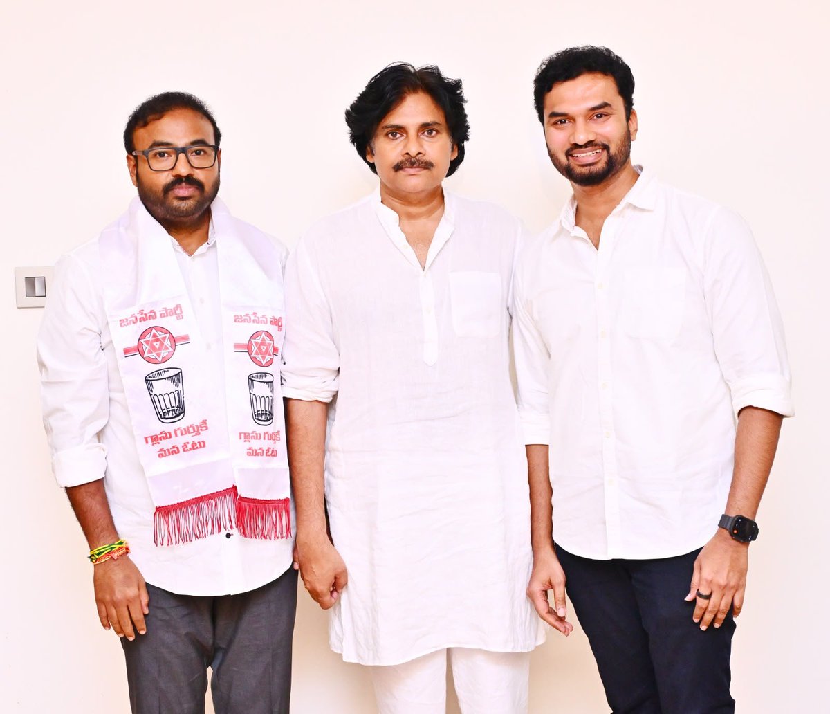JanaSenaParty's tweet photo. జనసేన పార్టీలోకి వైసీపీ నాయకులు, పలువురు  ప్రముఖులు

జనసేన పార్టీలోకి వైసీపీ  నాయకులు, విభిన్న రంగాలకు చెందిన ప్రముఖులు బుధవారం సాయంత్రం రాష్ట్ర ఉప ముఖ్యమంత్రివర్యులు, జనసేన పార్టీ అధ్యక్షులు శ్రీ @PawanKalyan గారి సమక్షంలో చేరారు.  బుధవారం సాయంత్రం పార్టీ కార్యాలయంలో నిర్వహించిన కార్యక్రమంలో వీరికి శ్రీ పవన్ కళ్యాణ్ గారు పార్టీ కండువాలు కప్పి పార్టీలోకి సాదరంగా ఆహ్వానించారు. పార్టీలో చేరిన వారిలో వైసీపీ నేత, శ్రీకాకుళం మాజీ డీసీసీబీ చైర్మన్ శ్రీ డోలా జగన్, తిరుపతికి చెందిన  శ్రీ పెనుమాదు ప్రణీత్, ఆచంటకు చెందిన జిల్లా బీసీ సంక్షేమ సంఘం నాయకులు శ్రీ తుంగ నాగేశ్వరరావు, విభిన్న రంగాలకు చెందిన ప్రముఖులు శ్రీ ఏడీఎస్ ప్రసాద్, శ్రీ మారుతి, శ్రీ దోవరీ అమర్నాథ్ లు ఉన్నారు. వీరిని పార్టీలోకి  ఆహ్వానించిన అనంతరం వారితో శ్రీ పవన్ కళ్యాణ్ గారు ప్రత్యేకంగా భేటీ అయ్యారు. జనసేన పార్టీ ఆశయాలను బలంగా ప్రజల్లోకి తీసుకు వెళ్లాల్సిన బాధ్యత అందరిపై ఉందని చెప్పారు. ప్రజాక్షేత్రంలో నిస్వార్థంగా కష్టపడదామని స్పష్టం చేశారు.