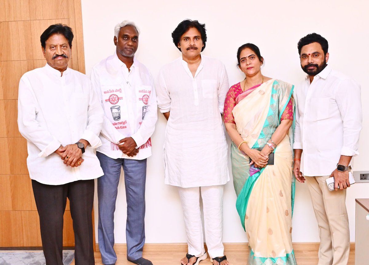 JanaSenaParty's tweet photo. జనసేన పార్టీలోకి వైసీపీ నాయకులు, పలువురు  ప్రముఖులు

జనసేన పార్టీలోకి వైసీపీ  నాయకులు, విభిన్న రంగాలకు చెందిన ప్రముఖులు బుధవారం సాయంత్రం రాష్ట్ర ఉప ముఖ్యమంత్రివర్యులు, జనసేన పార్టీ అధ్యక్షులు శ్రీ @PawanKalyan గారి సమక్షంలో చేరారు.  బుధవారం సాయంత్రం పార్టీ కార్యాలయంలో నిర్వహించిన కార్యక్రమంలో వీరికి శ్రీ పవన్ కళ్యాణ్ గారు పార్టీ కండువాలు కప్పి పార్టీలోకి సాదరంగా ఆహ్వానించారు. పార్టీలో చేరిన వారిలో వైసీపీ నేత, శ్రీకాకుళం మాజీ డీసీసీబీ చైర్మన్ శ్రీ డోలా జగన్, తిరుపతికి చెందిన  శ్రీ పెనుమాదు ప్రణీత్, ఆచంటకు చెందిన జిల్లా బీసీ సంక్షేమ సంఘం నాయకులు శ్రీ తుంగ నాగేశ్వరరావు, విభిన్న రంగాలకు చెందిన ప్రముఖులు శ్రీ ఏడీఎస్ ప్రసాద్, శ్రీ మారుతి, శ్రీ దోవరీ అమర్నాథ్ లు ఉన్నారు. వీరిని పార్టీలోకి  ఆహ్వానించిన అనంతరం వారితో శ్రీ పవన్ కళ్యాణ్ గారు ప్రత్యేకంగా భేటీ అయ్యారు. జనసేన పార్టీ ఆశయాలను బలంగా ప్రజల్లోకి తీసుకు వెళ్లాల్సిన బాధ్యత అందరిపై ఉందని చెప్పారు. ప్రజాక్షేత్రంలో నిస్వార్థంగా కష్టపడదామని స్పష్టం చేశారు.
