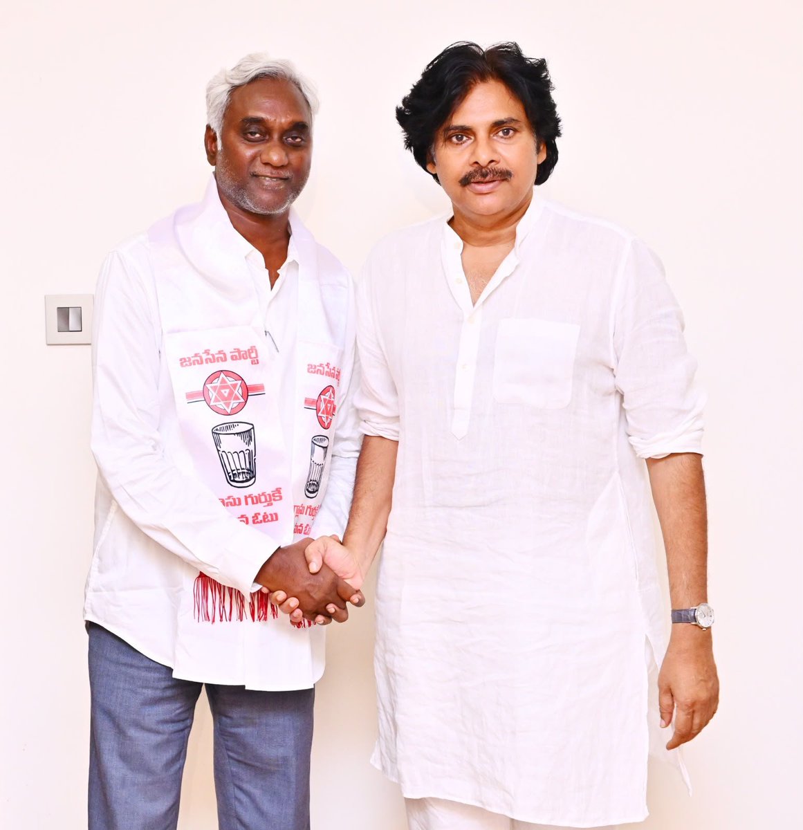 JanaSenaParty's tweet photo. జనసేన పార్టీలోకి వైసీపీ నాయకులు, పలువురు  ప్రముఖులు

జనసేన పార్టీలోకి వైసీపీ  నాయకులు, విభిన్న రంగాలకు చెందిన ప్రముఖులు బుధవారం సాయంత్రం రాష్ట్ర ఉప ముఖ్యమంత్రివర్యులు, జనసేన పార్టీ అధ్యక్షులు శ్రీ @PawanKalyan గారి సమక్షంలో చేరారు.  బుధవారం సాయంత్రం పార్టీ కార్యాలయంలో నిర్వహించిన కార్యక్రమంలో వీరికి శ్రీ పవన్ కళ్యాణ్ గారు పార్టీ కండువాలు కప్పి పార్టీలోకి సాదరంగా ఆహ్వానించారు. పార్టీలో చేరిన వారిలో వైసీపీ నేత, శ్రీకాకుళం మాజీ డీసీసీబీ చైర్మన్ శ్రీ డోలా జగన్, తిరుపతికి చెందిన  శ్రీ పెనుమాదు ప్రణీత్, ఆచంటకు చెందిన జిల్లా బీసీ సంక్షేమ సంఘం నాయకులు శ్రీ తుంగ నాగేశ్వరరావు, విభిన్న రంగాలకు చెందిన ప్రముఖులు శ్రీ ఏడీఎస్ ప్రసాద్, శ్రీ మారుతి, శ్రీ దోవరీ అమర్నాథ్ లు ఉన్నారు. వీరిని పార్టీలోకి  ఆహ్వానించిన అనంతరం వారితో శ్రీ పవన్ కళ్యాణ్ గారు ప్రత్యేకంగా భేటీ అయ్యారు. జనసేన పార్టీ ఆశయాలను బలంగా ప్రజల్లోకి తీసుకు వెళ్లాల్సిన బాధ్యత అందరిపై ఉందని చెప్పారు. ప్రజాక్షేత్రంలో నిస్వార్థంగా కష్టపడదామని స్పష్టం చేశారు.