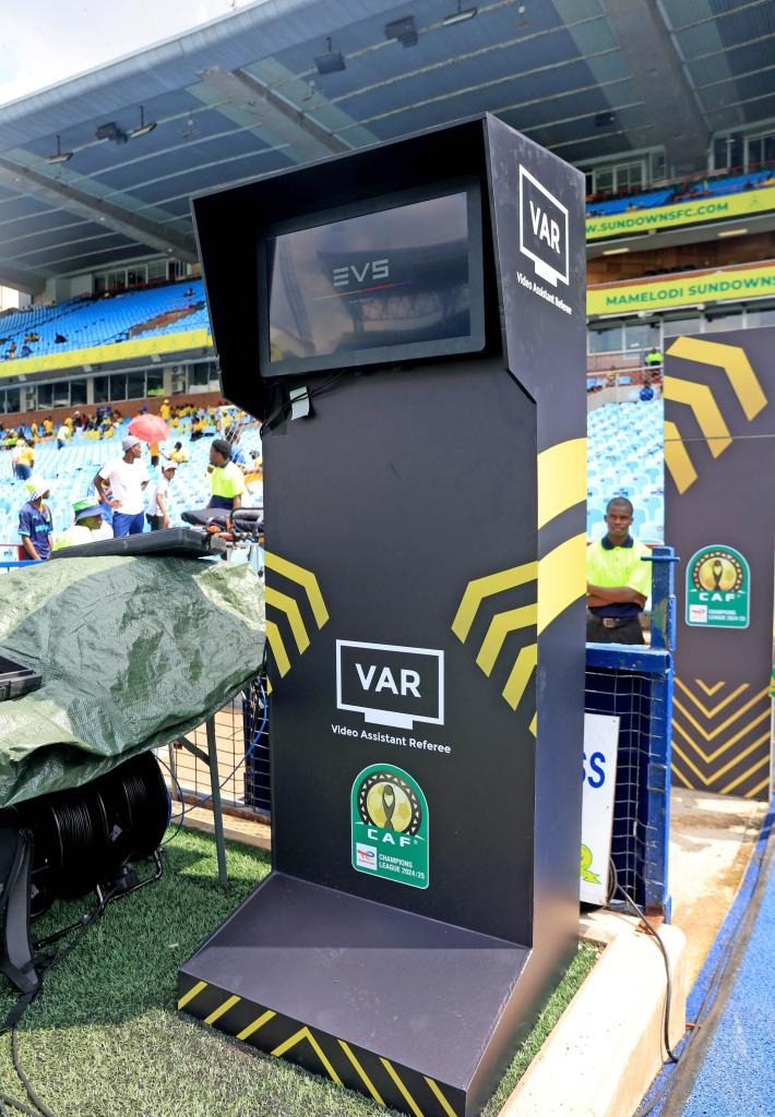 iDiskiTimes's tweet photo. 🚨 𝗟𝗔𝗧𝗘𝗦𝗧 𝗩𝗔𝗥 𝗨𝗣𝗗𝗔𝗧𝗘

SAFA CEO Lydia Monyepao explained they are to meet FIFA on 15 October about the next VAR steps in SA, first of all the implementation of training of referees. 

She also confirmed, SAFA have only three fully approved VAR and VAR-assistant referees so far: namely Abongile Tom, Luxolo Badi, and Akhona Makalima.

𝗪𝗛𝗘𝗡 𝗧𝗢 𝗘𝗫𝗣𝗘𝗖𝗧 𝗩𝗔𝗥 𝗜𝗡 𝗦𝗔

"Trials will be undertaken in Safa competitions such as the HSL (Hollywoodbets Super League), playoff tournaments such as the ABC Motsepe playoffs, appropriate cup competitions with permission from the PSL such as the Nedbank Cup in 2027."