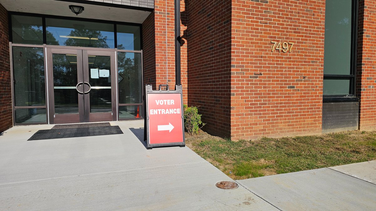 HanoverVa's tweet photo. If you are voting early, please follow the signs to ensure the smoothest process possible.

For more information, visit ➡️ https://t.co/mUxv0y2uvD.

#HanoverVA https://t.co/SCWZydXrw9