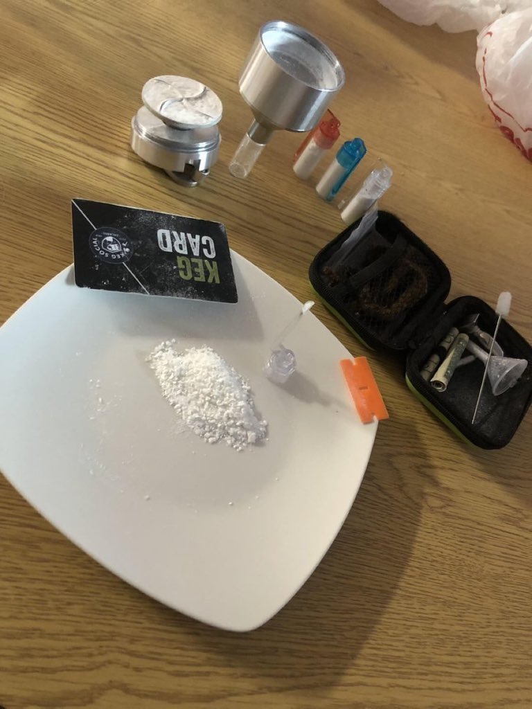 TurtleboxD2oji's tweet photo. why do i keep using drugs even though its ruining my life and killing my body #drugtwt #coke https://t.co/VfQ8fGksNg