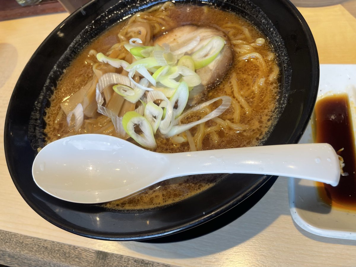 tsucchan8949's tweet photo. 10/12（月）のお昼ですが、長女と彼氏くんと3人で久々に伝丸にて麺活しました！🍜

私は煮干しラーメンスペシャル、長女は赤味噌辛ねぎラーメン、彼氏くんは赤味噌ラーメンと小ライス、餃子はシェアして食べました♪

期間限定の煮干しラーメン、是非レギュラーメニューにしてほしいです！！(^^) https://t.co/wUqqphCwNv