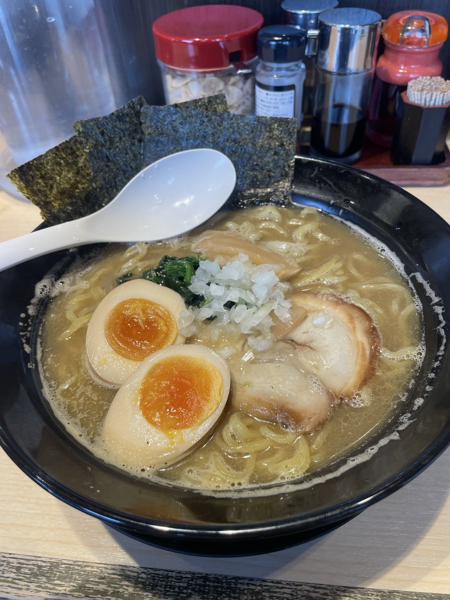 tsucchan8949's tweet photo. 10/12（月）のお昼ですが、長女と彼氏くんと3人で久々に伝丸にて麺活しました！🍜

私は煮干しラーメンスペシャル、長女は赤味噌辛ねぎラーメン、彼氏くんは赤味噌ラーメンと小ライス、餃子はシェアして食べました♪

期間限定の煮干しラーメン、是非レギュラーメニューにしてほしいです！！(^^) https://t.co/wUqqphCwNv