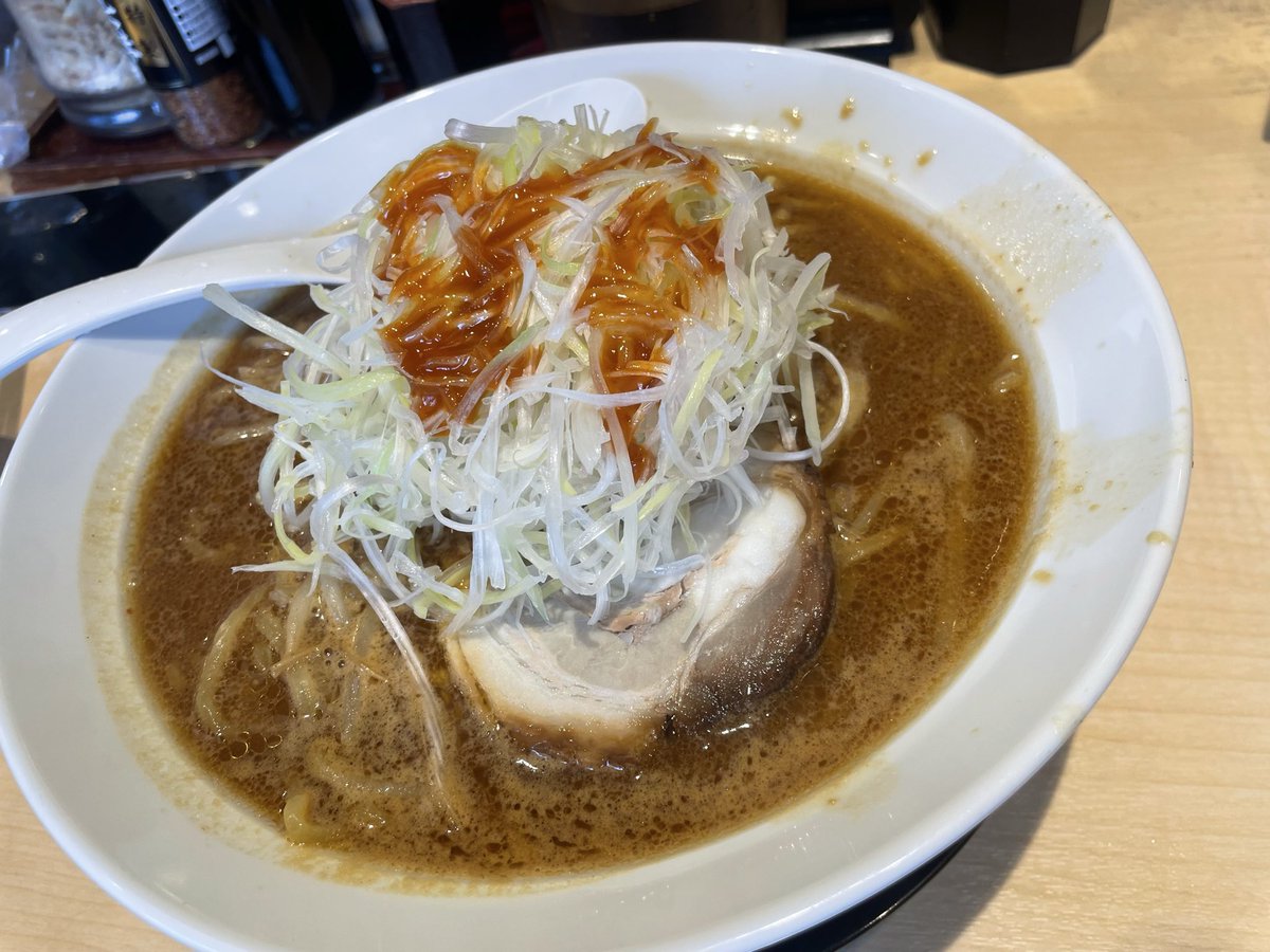 tsucchan8949's tweet photo. 10/12（月）のお昼ですが、長女と彼氏くんと3人で久々に伝丸にて麺活しました！🍜

私は煮干しラーメンスペシャル、長女は赤味噌辛ねぎラーメン、彼氏くんは赤味噌ラーメンと小ライス、餃子はシェアして食べました♪

期間限定の煮干しラーメン、是非レギュラーメニューにしてほしいです！！(^^) https://t.co/wUqqphCwNv