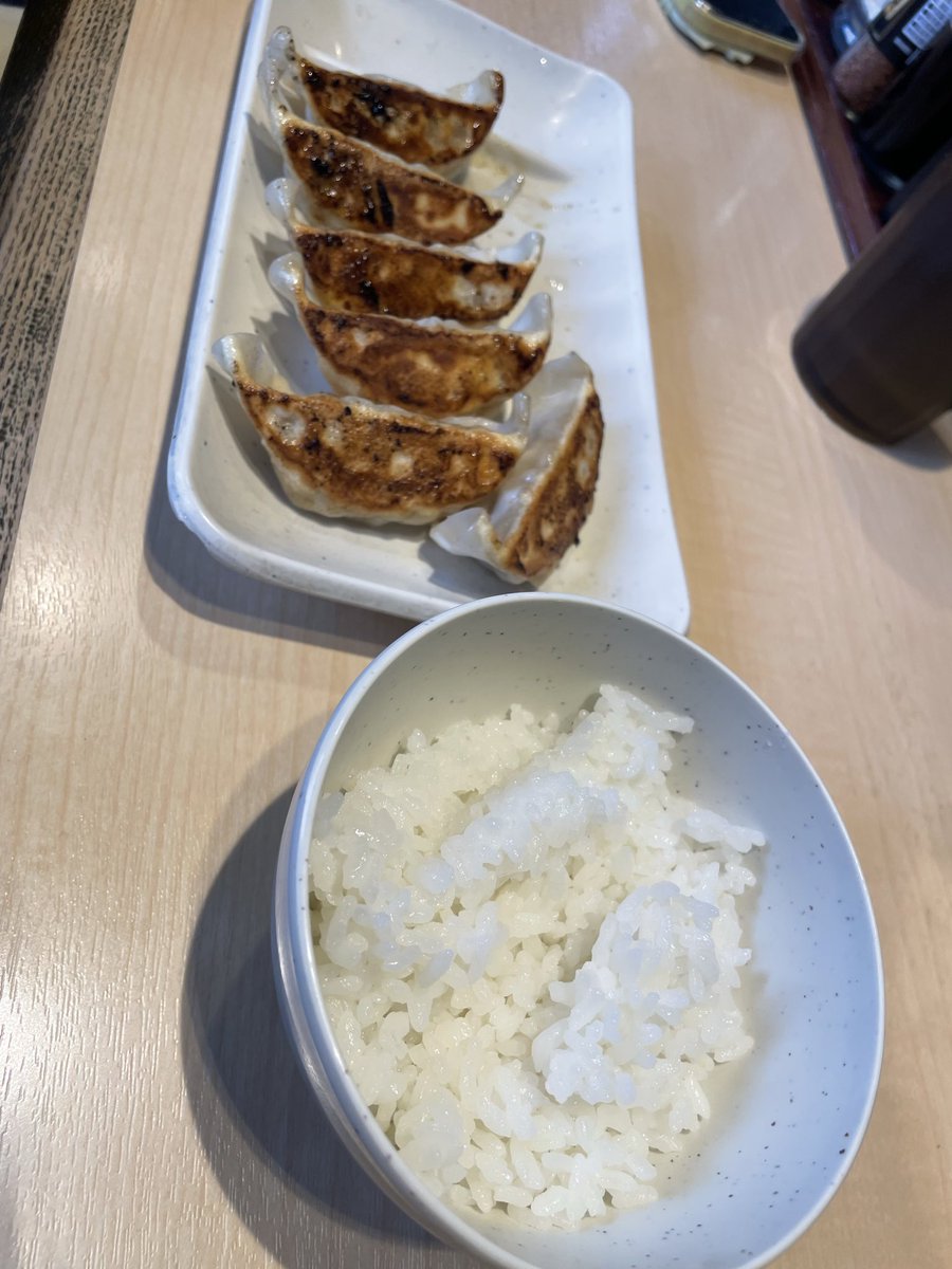 tsucchan8949's tweet photo. 10/12（月）のお昼ですが、長女と彼氏くんと3人で久々に伝丸にて麺活しました！🍜

私は煮干しラーメンスペシャル、長女は赤味噌辛ねぎラーメン、彼氏くんは赤味噌ラーメンと小ライス、餃子はシェアして食べました♪

期間限定の煮干しラーメン、是非レギュラーメニューにしてほしいです！！(^^) https://t.co/wUqqphCwNv