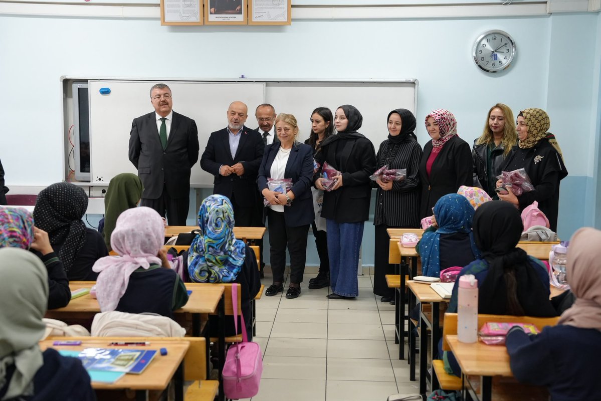 AkKeciorenResmi's tweet photo. 📍YUNUS EMRE İMAM HATİP ORTAOKULU 

Stk ve Halkla İlişkiler Birim Başkanl��ğımız ve Sosyal Politikalar Birim Başkanlığımız tarafından düzenlenen;

Yürütme-Yönetim Kurulu Üyelerimiz ve Teşkilat mensuplarımız ile birlikte Yunus Emre İmam Hatip Ortaokul öğrencilerimize hediye takdiminde bulundular. 

Misafirperverliklerinden dolayı Okul Müdürü Sayın Mustafa Kemal Çalışır'a teşekkür ediyor, Öğretmenlerimize ve Öğrencilerimize başarılar diliyoruz. 

@RTErdogan
@hakanhanozcan
@erhansarigol
@AkpartiAnkara
@omerfarukislam