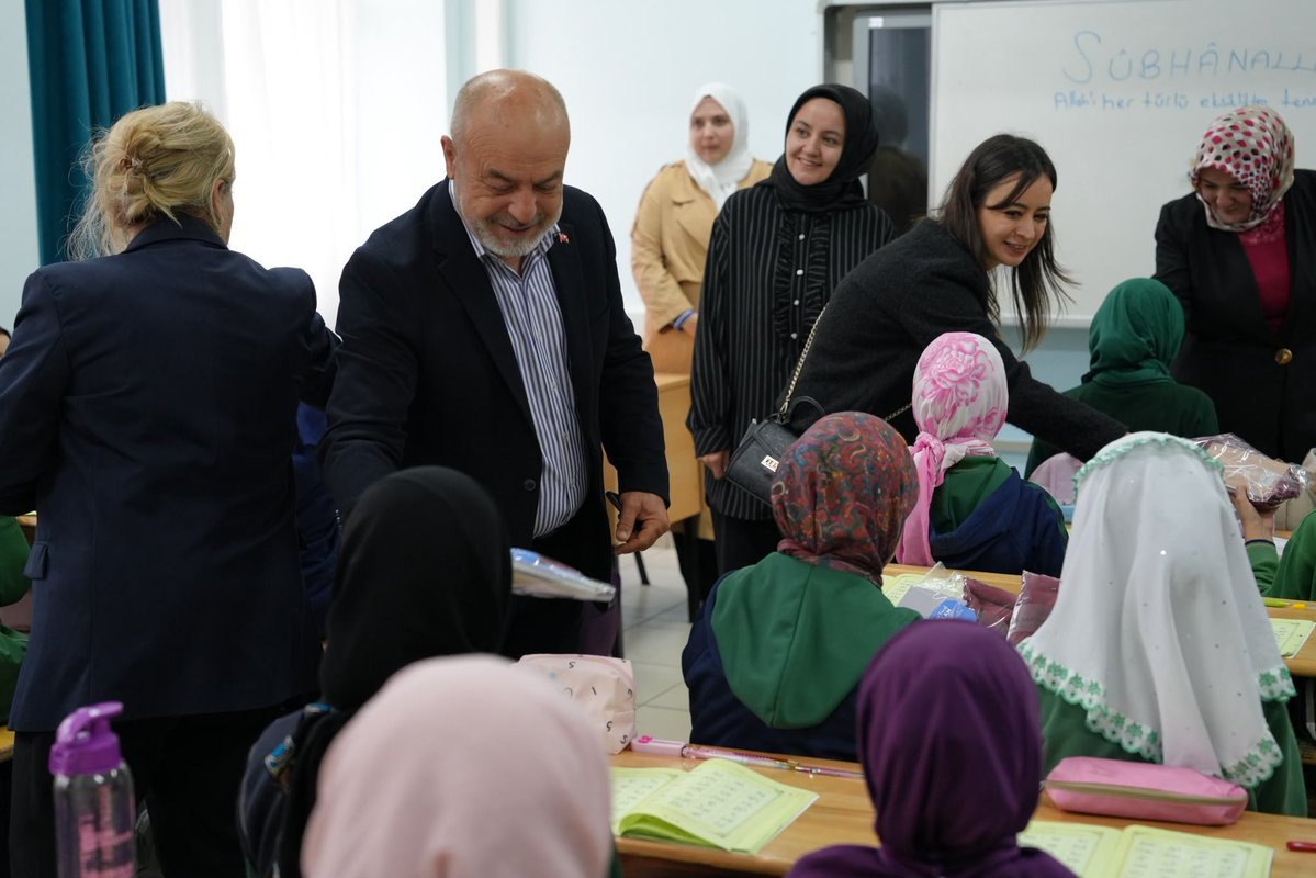 AkKeciorenResmi's tweet photo. 📍YUNUS EMRE İMAM HATİP ORTAOKULU 

Stk ve Halkla İlişkiler Birim Başkanl��ğımız ve Sosyal Politikalar Birim Başkanlığımız tarafından düzenlenen;

Yürütme-Yönetim Kurulu Üyelerimiz ve Teşkilat mensuplarımız ile birlikte Yunus Emre İmam Hatip Ortaokul öğrencilerimize hediye takdiminde bulundular. 

Misafirperverliklerinden dolayı Okul Müdürü Sayın Mustafa Kemal Çalışır'a teşekkür ediyor, Öğretmenlerimize ve Öğrencilerimize başarılar diliyoruz. 

@RTErdogan
@hakanhanozcan
@erhansarigol
@AkpartiAnkara
@omerfarukislam