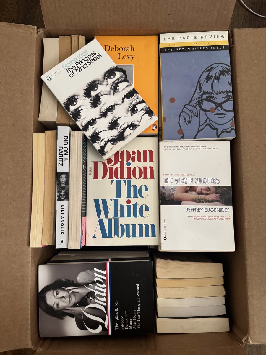ceedemy's tweet photo. I live in two worlds. one is a world of books https://t.co/Nm69uJcASy