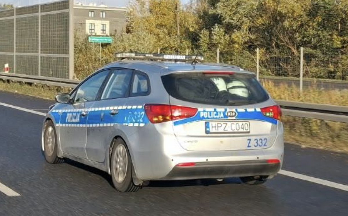 BartoszLewand20's tweet photo. Halo @PolskaPolicja, czy to prawda, że właśnie na S8 Żabia Wola w kierunku do Warszawy (15 km do granicy miasta, 30 km do centrum) zmierza około 60 samochodów wypchanych oddziałami prewencji, ale nie w standardowych busach, ale samochodach Kia ceed oraz Opel Corsa?

Chcecie jakoś maskować przybycie zwartych oddziałów prewencji do stolicy, czy zabrakło busów?

Jaki jest cel gromadzenia tak dużych sił?