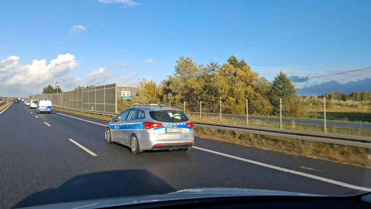 BartoszLewand20's tweet photo. Halo @PolskaPolicja, czy to prawda, że właśnie na S8 Żabia Wola w kierunku do Warszawy (15 km do granicy miasta, 30 km do centrum) zmierza około 60 samochodów wypchanych oddziałami prewencji, ale nie w standardowych busach, ale samochodach Kia ceed oraz Opel Corsa?

Chcecie jakoś maskować przybycie zwartych oddziałów prewencji do stolicy, czy zabrakło busów?

Jaki jest cel gromadzenia tak dużych sił?