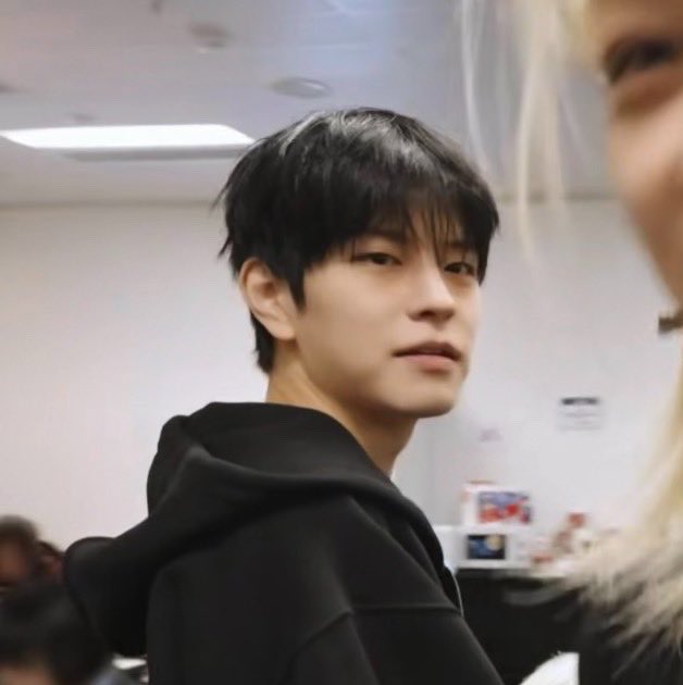 daengnyangism's tweet photo. these two sit at the same possessive dogism table https://t.co/fOH2NGo2Si