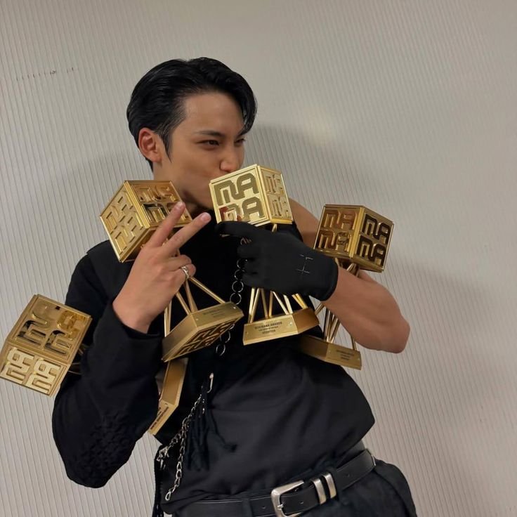 _drone_kim_'s tweet photo. #SEVENTEEN 
#2026MAMAVOTE

상 쥐어줘야지 https://t.co/sqg0dtpbWP