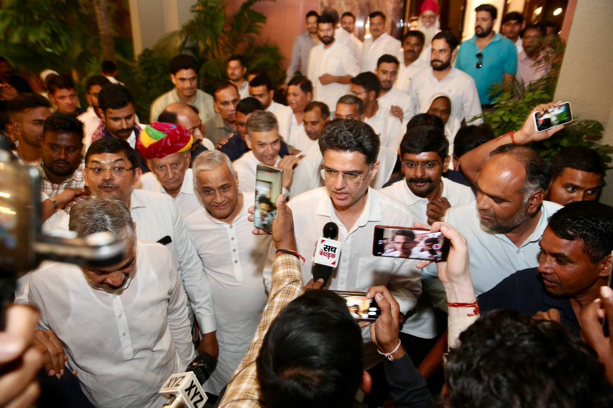 SachinPilot's tweet photo. स्व. श्री कंवरलाल पाटनी जी का गत दिनों निधन हो गया था। आज किशनगढ़, अजमेर मे उनके पुत्र श्री अशोक पाटनी जी, श्री सुरेश पाटनी जी एवं श्री विमल पाटनी जी सहित समस्त परिवारजनों से मुलाकात कर अपनी संवेदनाएँ व्यक्त की।

सामाजिक कार्यों एवं परोपकार के क्षेत्र में उनके उल्लेखनीय योगदान के लिए उन्हें सदैव स्मरण किया जाएगा।

ईश्वर से प्रार्थना है कि दिवंगत आत्मा को अपने श्रीचरणों में स्थान दें।
