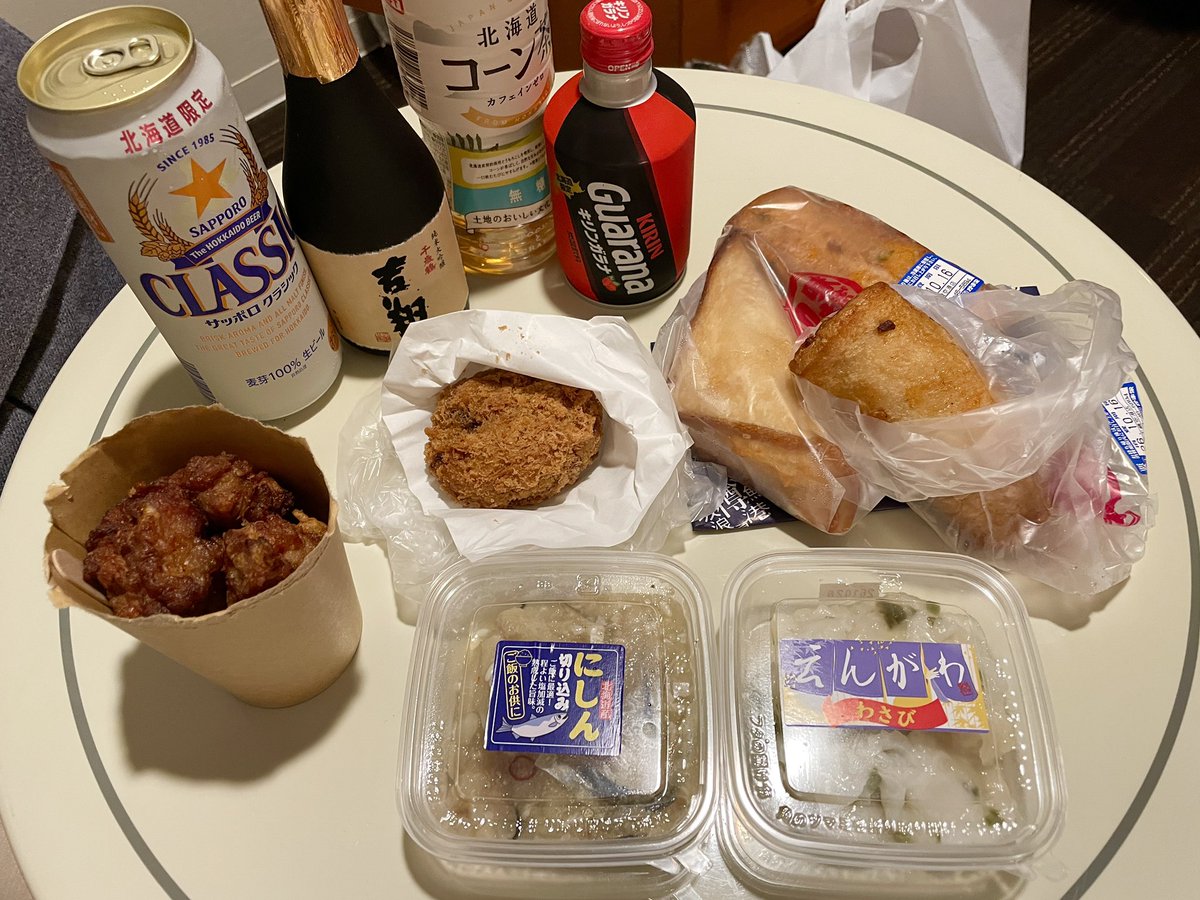 nagumon's tweet photo. 新千歳空港、ホテル。

夕方の空港内で売っていた土産物の数々。なぜかすぐに食べられる冷蔵&amp;作りたてのものばかり。こりゃお祭りしないといけませんね！

この地においてサッポロクラシックの立ち位置はおそらく水。 https://t.co/GDcjOhalpL