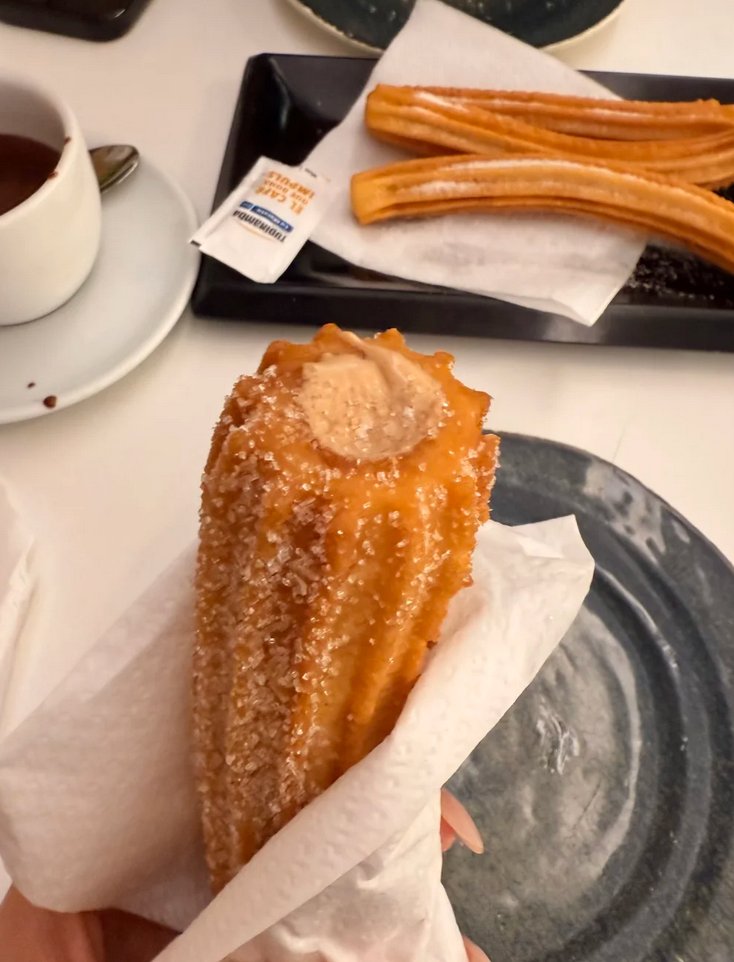 _redraM123's tweet photo. On the day of the return trip, a place I randomly found next to the hotel. The filled one (chocolate + milk) is way too sweet — after a few bites I completely couldn’t swallow it!
But the classic solid version is still delicious. Those who want to try the filled one, be careful! https://t.co/LCtJleZKf7