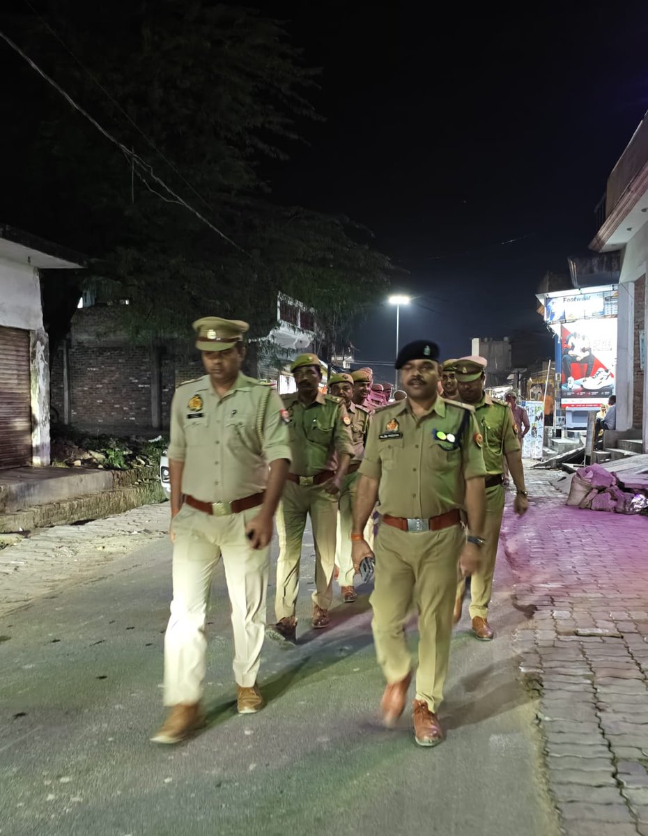 auraiyapolice's tweet photo. 🔷मिशन शक्ति फेज-6.0 | शारदीय नवरात्रि🔷

🌺 चतुर्थ दिवस पर अपर पुलिस अधीक्षक औरैया द्वारा माँ दुर्गा पंडालों का निरीक्षण एवं थाना फफूंद क्षेत्रांतर्गत पैदल गश्त कर सुरक्षा व्यवस्था का लिया गया जायजा।

आज दिनांक 14.10.2026 को पुलिस अधीक्षक औरैया के निर्देशन में अपर पुलिस अधीक्षक द्वारा थाना फफूंद क्षेत्रांतर्गत माँ दुर्गा पंडालों का निरीक्षण किया गया तथा पुलिस बल के साथ पैदल गश्त कर सुरक्षा व्यवस्था का जायजा लिया गया। इस दौरान संबंधित पुलिसकर्मियों को सतर्कता बरतने एवं संदिग्ध गतिविधियों पर विशेष निगरानी रखने के निर्देश दिए गए।

मिशन शक्ति फेज-6.0 के अंतर्गत महिलाओं एवं बालिकाओं की सुरक्षा, सम्मान एवं स्वावलंबन के प्रति जागरूकता बढ़ाने तथा उन्हें सुरक्षित वातावरण उपलब्ध कराने हेतु पुलिस की प्रतिबद्धता दोहराई गई। साथ ही आमजन से नवरात्रि पर्व को शांतिपूर्ण एवं सौहार्दपूर्ण वातावरण में मनाने की अपील की गई।