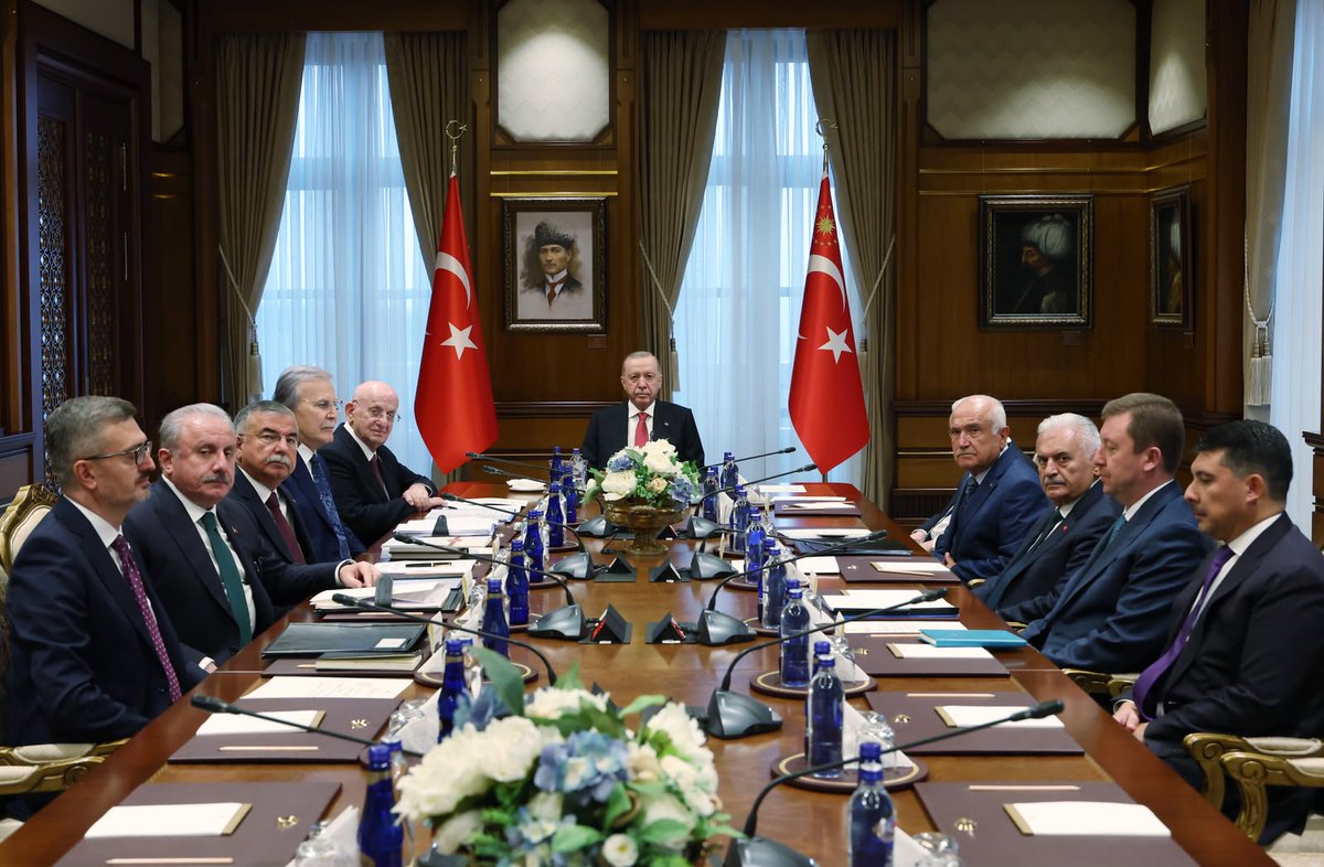 Akparti's tweet photo. Cumhurbaşkanımız Sayın Recep Tayyip Erdoğan, Yüksek İstişare Kurulu Toplantısı'na başkanlık etti. https://t.co/zGGOETRISd
