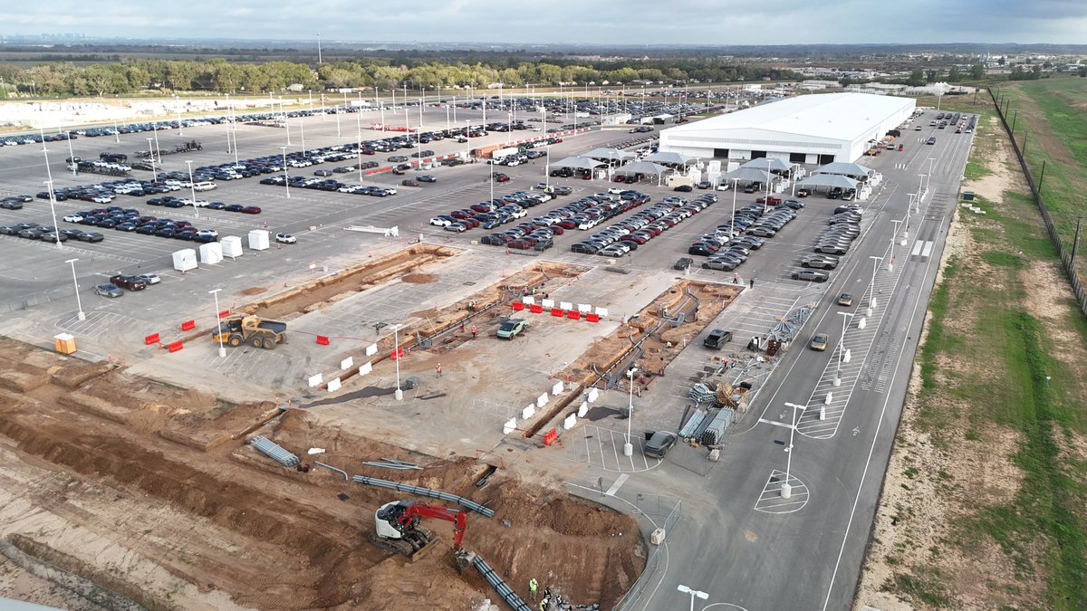 JoeTegtmeyer's tweet photo. A new large Supercharger station under construction on the W side of the highway near the S end of the Giga Texas EOL facility should really help with future production ramping & final preparations before shipping vehicles off site. 

We see the superchargers that will be installed have been grouped in the W staging yard already & the workshop that assembles Superchargers locally is keeping very busy making more!

If they continue to assemble Superchargers at Giga Texas, I think it is time for a more permanent facility, don’t you think? @MdeZegher 😎🤠⚡️