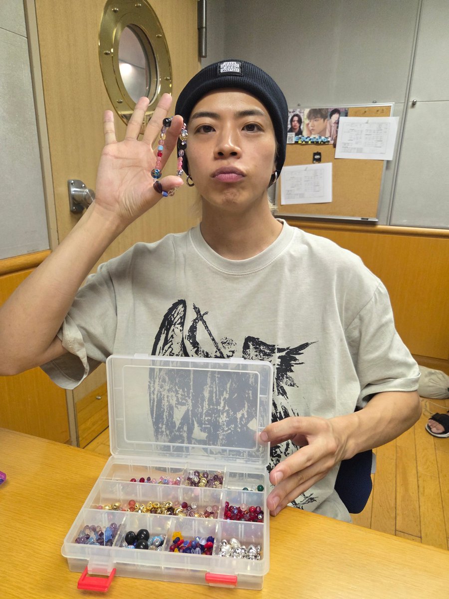 EKRadio_FY's tweet photo. ケンくんが作った「Circle of Echoes」のブレスレット
1名さまにプレゼントします
ken@fmyokohama.jp 住所と名前、「Circle of Echoes」で
一番好きな曲を書いて応募してください。
#EKradio  #THEAGUL
#超Radiowaves  #FMヨコハマ
@Ken_the_agul
#circleofechoes #COE https://t.co/dfjn6XYu0g