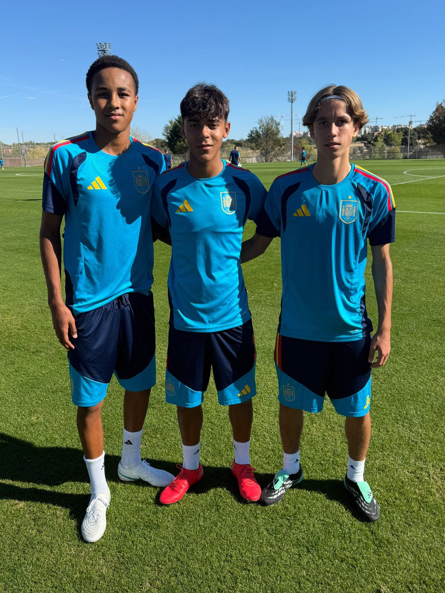 futgal's tweet photo. 😍 Talento GALEGO para a @SEFutbol 

Os galegos Gael Seijo, Nico Mindiola e Mateo Quintana participan na concentración da @SEFutbol sub 15

💙 ORGULLOSOS DOS NOSOS. https://t.co/O42rcdiwdG