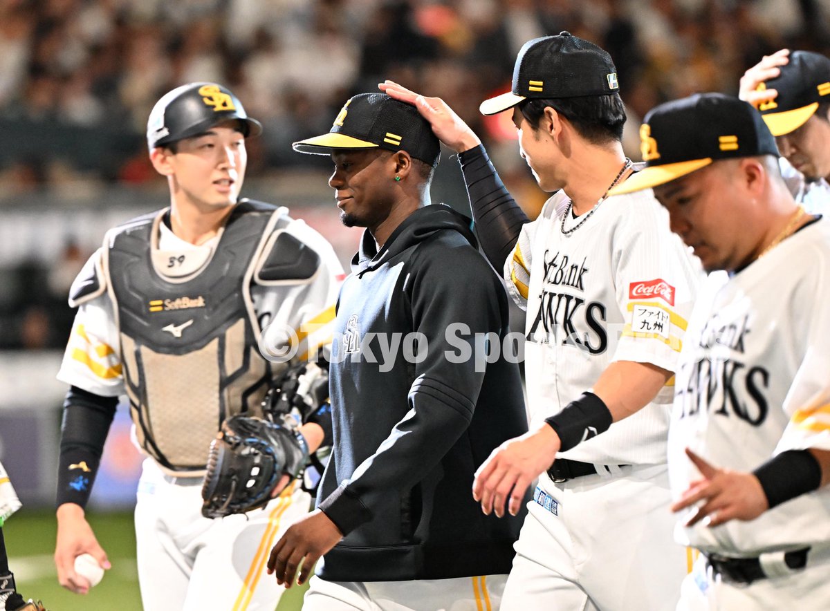 tospophoto's tweet photo. 【プロ野球】2026年10月14日
#ソフトバンク ｘ 日本ハム

試合後 #モイネロ の頭をポンポンする #柳田悠岐

#sbhawks #東スポ #九スポ https://t.co/8PTo0yziHG