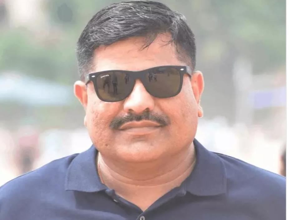 sanjaygupta1304's tweet photo. ये है फिरोज खान, पुलिस विभाग में ड्राइवर। लोकायुक्त इंदौर उज्जैन ने छापा मारा। संपत्ति मिली 29.75 करोड़। नौ वाहन मिले। 15 मकान, प्लॉट, जमीन मिली
https://t.co/oD5nrHjU6d https://t.co/MtvPossXEY