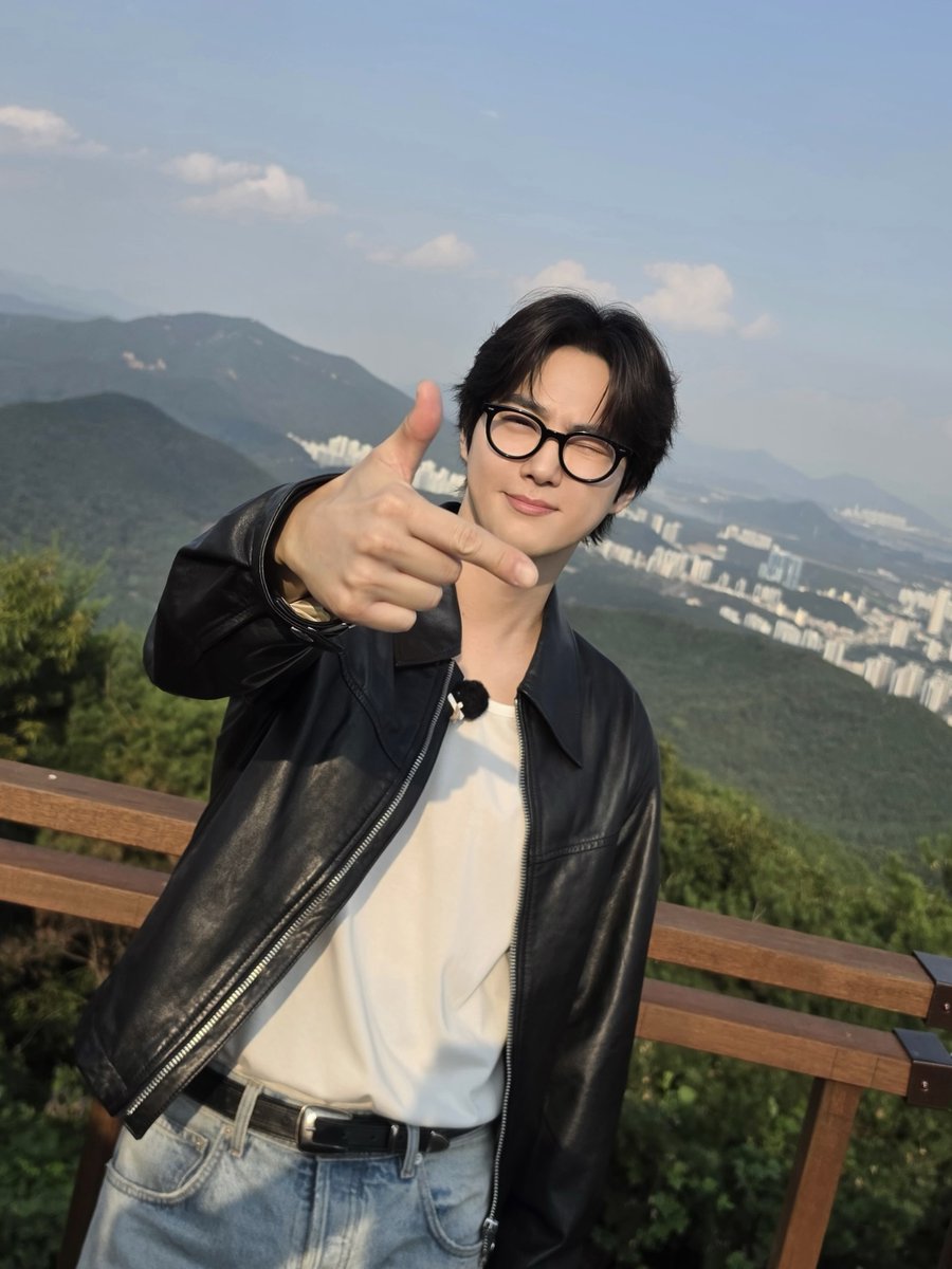 weareoneEXO's tweet photo. 언젠가 다시 스칠 날 있겠지만 🎶

#SUHO #수호 
#EXO #엑소 #weareoneEXO 
#더리슨 https://t.co/Onod99tCzE