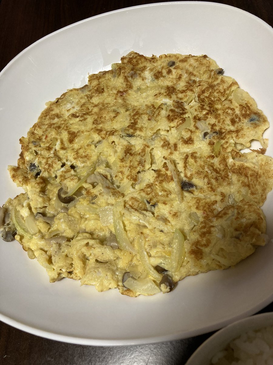 moto19620814's tweet photo. 今宵の『もっさん食堂』

【芙蓉蟹（かに玉）定食】
卵・蟹缶・タマネギ・しめじ
味付け：塩コショウ・砂糖・味の素

ジャコおろし
ちりめんジャコ・大根おろし・醤油
オンザライスが旨い♪

味噌汁
タマネギ・しめじ・卵・味噌・鰹だし・塩・味の素
ごちそうさま😋
＃大分県
＃料理
＃おうちごはん https://t.co/ymEp5ZFH4E