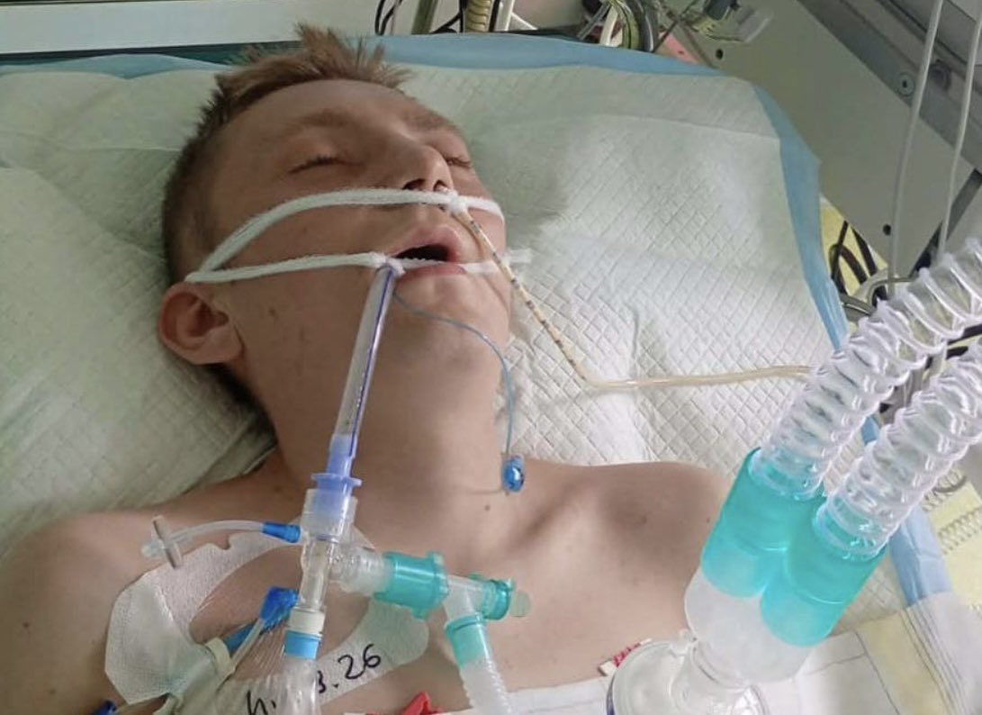 Papaweryna_'s tweet photo. ‼️‼️

Kolejny zgon. Kolejny młody człowiek, który trafił do szpitala po pomoc i już z niego nie wyszedł.

Kacper Bucki miał 29 lat.

Od dziecka chorował na cukrzycę. Z czasem pojawiły się poważne powikłania — przestały prawidłowo pracować nerki. Kacper musiał być dializowany. 

31 sierpnia wrócił z kolejnej dializy. Zaczął wymiotować. Wymiotował całą noc. Rano dostał drgawek. Ojciec wezwał pogotowie.

Kacper trafił do szpitala w Świdnicy. Znał ten szpital. Bywał tam wcześniej, lekarze znali jego choroby.

I teraz przeczytajcie uważnie.

Z dokumentacji medycznej, którą rodzina otrzymała dopiero miesiąc później, wynika, że już w pierwszej godzinie pobytu na SOR-ze Kacper wymagał resuscytacji i intubacji. 
Miał skrajną kwasicę metaboliczną, niebezpiecznie wysoki poziom potasu i zaawansowaną niewydolność nerek.

Nie szkodzi
Tego samego dnia postanowiono odesłać go do domu.

Karetką.

Rodzina widzi Kacpra leżącego w ambulansie. Bez kontaktu. Półnagiego, w samym pampersie, przykrytego folią termiczną.

Odmawiają  przyjęcia Kacpra do domu. Chłopak powinien być w szpitalu.

Kacper wraca do świdnickiego szpitala.

Rodzina przychodzi na oddział. Kacper leży na sali obserwacji. Nagi. Wystawiony na widok wszystkich.

Następnego dnia Kacper powinien mieć kolejną dializę. W szpitalu w Wałbrzychu czeka na niego miejsce. Ale lekarz dyżurny nie kieruje chłopaka ma dializę. Nie kieruje na nefrologię.

Wysyła go do… szpitala psychiatrycznego.

Tak. Dobrze czytacie.

29 letniego człowieka z niewydolnością nerek, katastrofalnymi wynikami, po zatrzymaniu krążenia, z ciężkimi zaburzeniami metabolicznymi, skierowano na konsultację psychiatryczną. 
Bo… lekarz podejrzewa schizofrenię.

W szpitalu psychiatrycznym ojciec widzi syna ponownie — leży na noszach, przypięty pasami. 
— Spojrzał na mnie i powiedział: tato, boli… — relacjonuje tata Kacpra. 

Lekarz ze szpitala psychiatrycznego nie widzi podstaw do zatrzymania Kacpra. Dają mu zastrzyk. Nie wiadomo co. Nie ma tego w dokumentacji.

Kacper wraca do Świdnicy.
Rodzina przychodzi do szpitala kolejnego dnia.
Nie wychodzi do nich lekarz — podchodzi pielęgniarka. Wręcza reklamówkę z rzeczami Kacpra i pyta czy je zabierają, czy mają trafić do depozytu.

Dopiero wtedy ojciec dowiaduje się, że Kacper jest na intensywnej terapii. W nocy jego krążenie zatrzymało się dwukrotnie.
Nikt wcześniej nie powiadomił rodziny.

Kacper już nie odzyskał przytomności.
5 września zmarł. Miał 29 lat. I obrzęk mózgu. 
Dializy nie wykonano. 

Fot: https://t.co/Zu5rJOXJCN

Łączę się w bólu z rodziną 🕯️