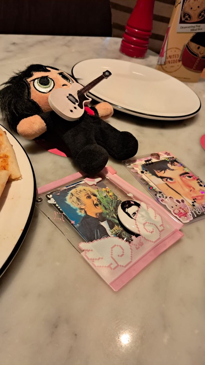 grianchattenist's tweet photo. money comes and goes but you’ll never be a teenage girl running around hong kong with 5 percent battery and a billie joe armstrong plushie with your best friend @lecpiaz https://t.co/0NF9xzfGiA