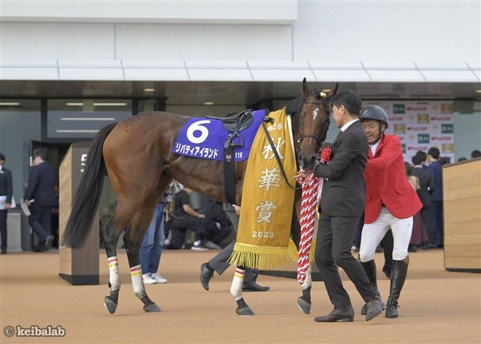 keibalab's tweet photo. 【お嬢さんが三冠牝馬になった日】
2023年10月15日、秋華賞。勝ったのは二冠牝馬リバティアイランド。"お嬢さん"が相棒・川田将雅騎手の誕生日に牝馬三冠を達成してから今日でちょうど3年です。
#リバティアイランド #川田将雅 #秋華賞
https://t.co/UaNBGTZY0e https://t.co/5utI8hhW5n