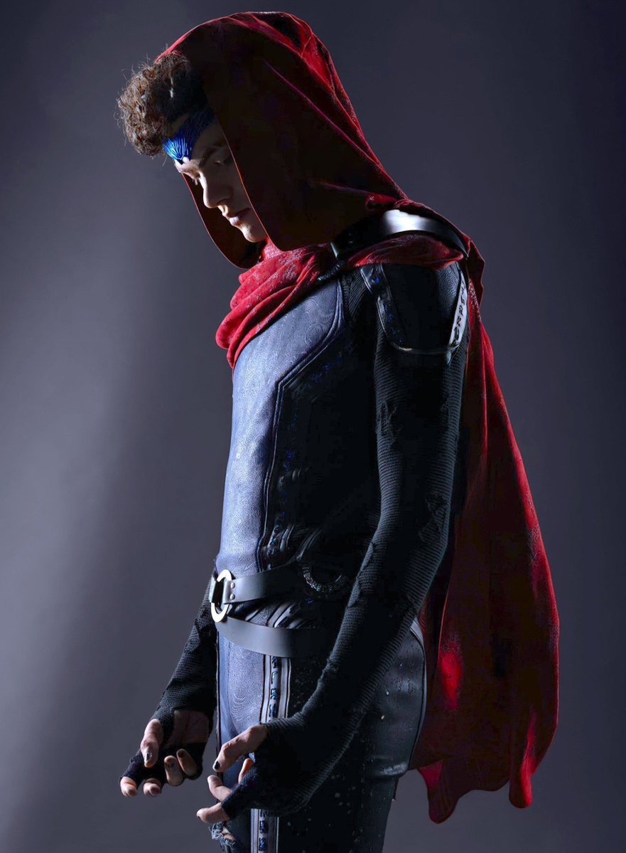 iamgrinthal's tweet photo. É bizarro ver parte do fandom da Marvel e da própria comunidade LGBT usando a estreia de Ruaridh Mollica como Tommy Maximoff para atacar a aparência de Joe Locke. Dá para admirar os dois atores sem transformar um em instrumento para humilhar o outro. Joe é um ótimo ator e merece respeito, não ataques disfarçados de comparação. É decepcionante ver esse tipo de crueldade vindo justamente de espaços que deveriam acolher as diferenças.