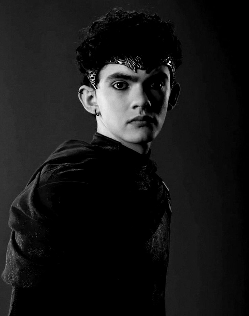 iamgrinthal's tweet photo. É bizarro ver parte do fandom da Marvel e da própria comunidade LGBT usando a estreia de Ruaridh Mollica como Tommy Maximoff para atacar a aparência de Joe Locke. Dá para admirar os dois atores sem transformar um em instrumento para humilhar o outro. Joe é um ótimo ator e merece respeito, não ataques disfarçados de comparação. É decepcionante ver esse tipo de crueldade vindo justamente de espaços que deveriam acolher as diferenças.
