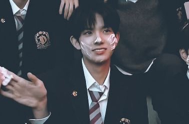 heevandazed's tweet photo. this 19 yr old boy just turned 25 🥺❤️ https://t.co/wrnOPEHfKR