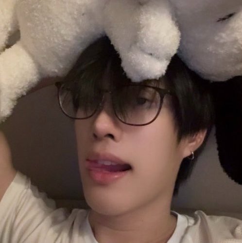 lalalenaaaaa's tweet photo. ถึงจะทำเลสิคแล้ว แต่เฮียอย่าทิ้งแว่นนะ 😭🙏🏻 https://t.co/sa9j89x4GK