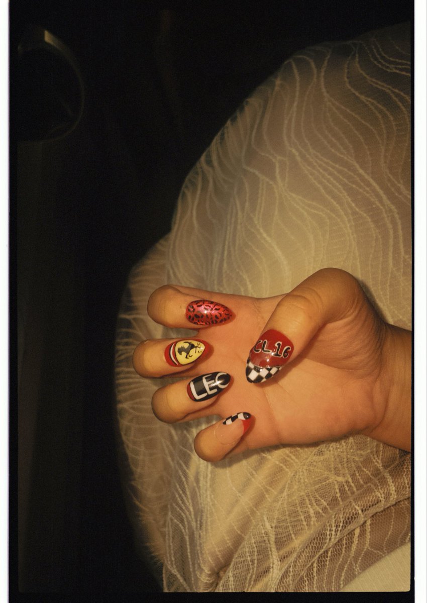 kindercln's tweet photo. got my new nails todaaayyy <3 https://t.co/6rFQxa885s