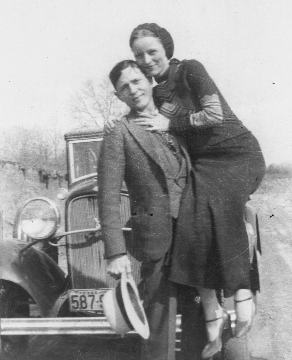 IdleMartini's tweet photo. Jesterdolltober Day 4+5: Famous Couple w/ Suits - Bonnie and Clyde. My laziness and undiagnosed ADHD have led me to a genius idea to combine both days into one for maximum efficiency 🧠🧠🧠 #art #tadc #jesterdoll #jesterdolltober https://t.co/UViWViVjVP