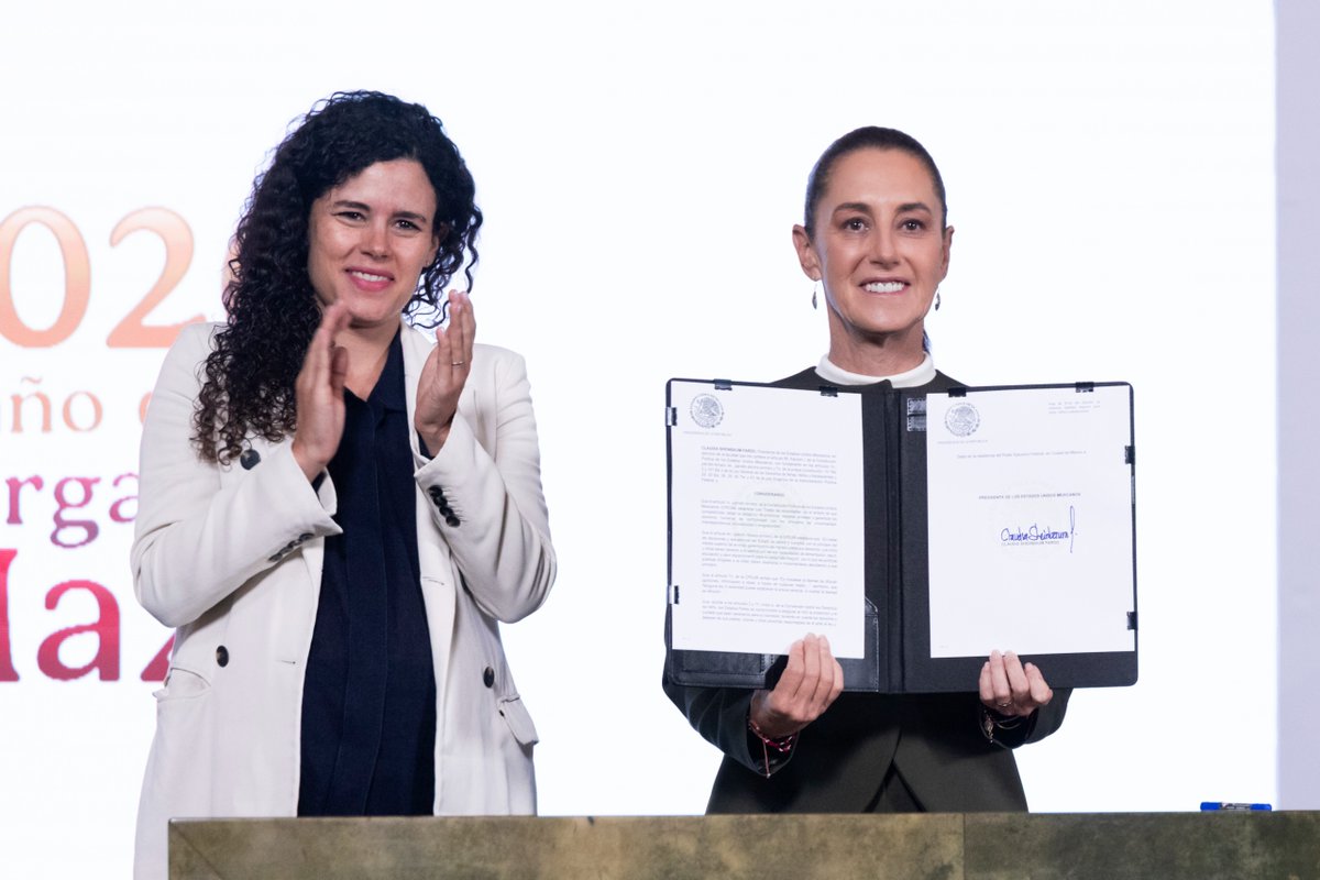 GobiernoMX's tweet photo. #MañaneraDelPueblo | La presidenta @Claudiashein firma decreto que obliga a las plataformas digitales a ser espacios seguros para niñas, niños y jóvenes.

Deben retirar contenidos que promuevan discursos de odio, violencia, acoso, abuso sexual, discriminación, autolesiones, trastornos alimenticios y ciberacoso.