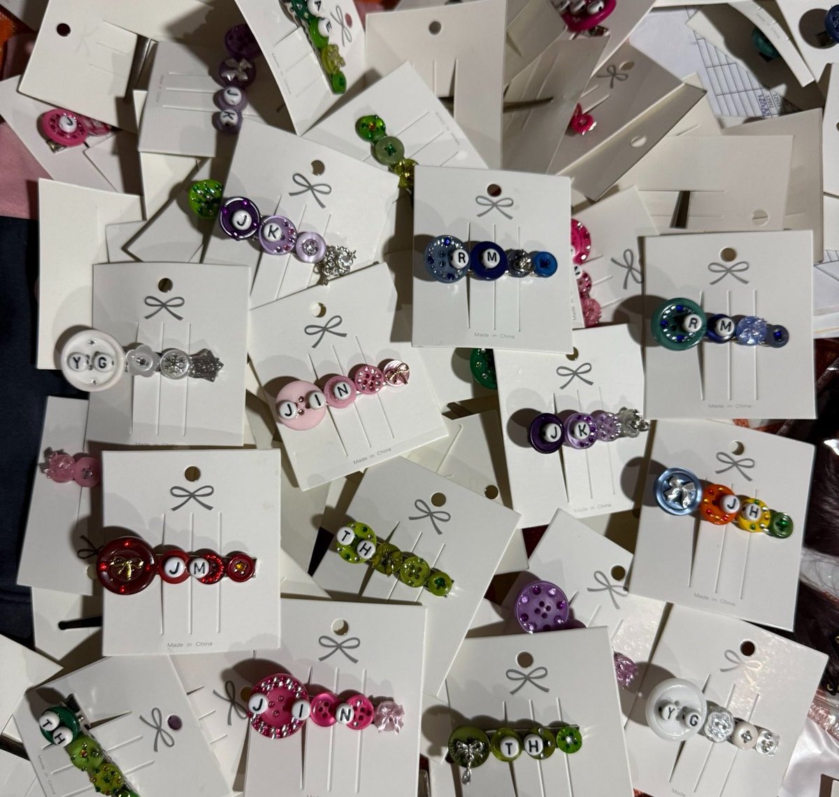 taekuroo's tweet photo. quien quiere estos freebies? le sobraron a una amiga !!! https://t.co/YFV96KUM5u