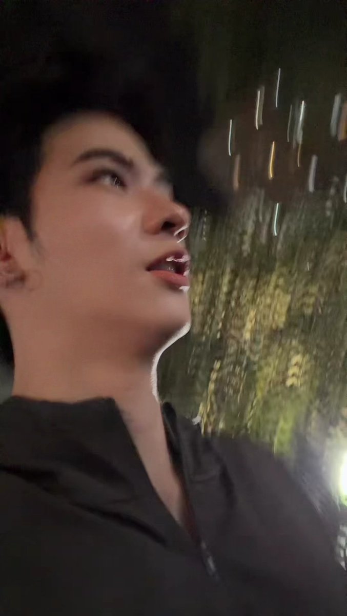 SeaOfNam's tweet photo. Look how jolly this man is after blocking our view! 😭😂 But I can't even be mad because he's handsome too! 🤩🥰

#LatteTNC #LatteKim https://t.co/ybIn6JxEaw