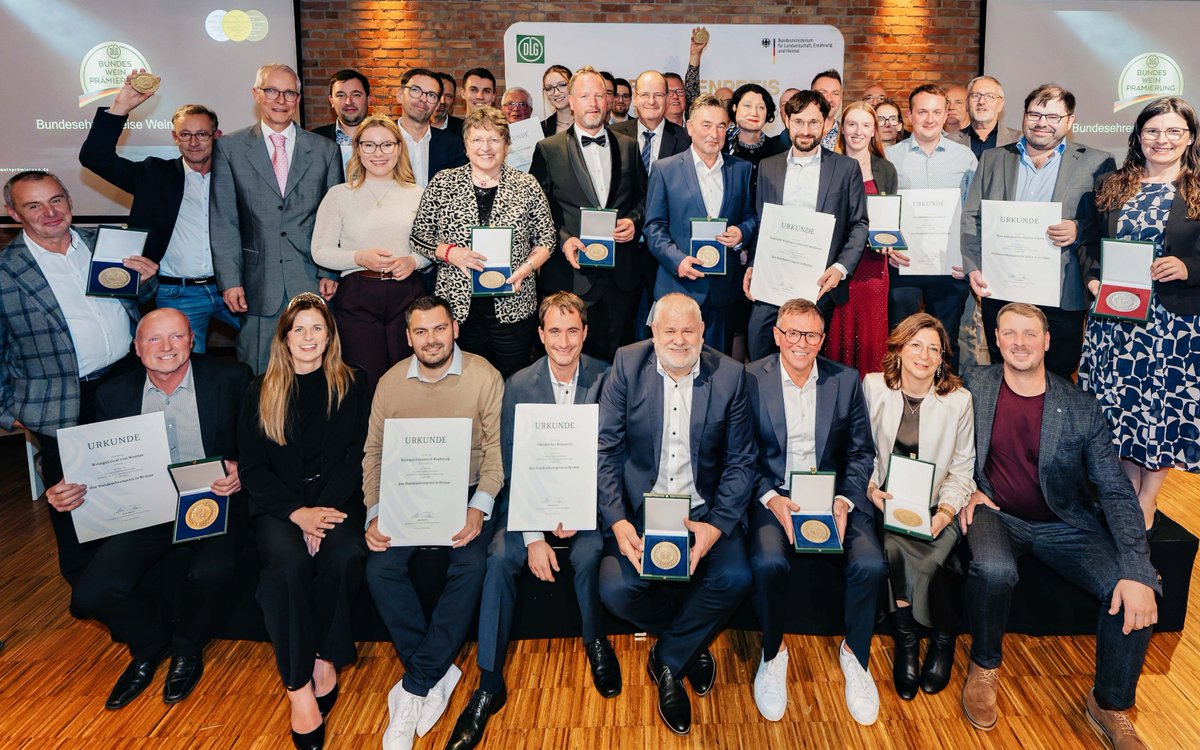 DLGeV's tweet photo. Der Bundesehrenpreis 2026 für Wein und Sekt wurde in Berlin verliehen! 🍷🍾
Die Bundesehrenpreise stehen für höchste Qualität, handwerkliche Exzellenz und eine starke Leistung im Wettbewerb.
Mehr zu den ausgezeichneten Betrieben unter: https://t.co/15jLiCAaQW https://t.co/F24oeAqcmi